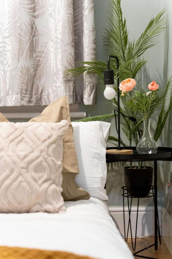 Apartment Chic Two Bed Garden Flat *