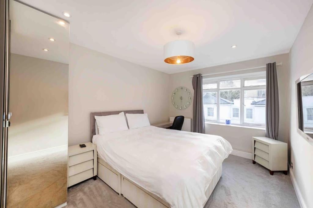 Location In - Kings Road 3-bed With Terrace, Ac & Netflix Apartment