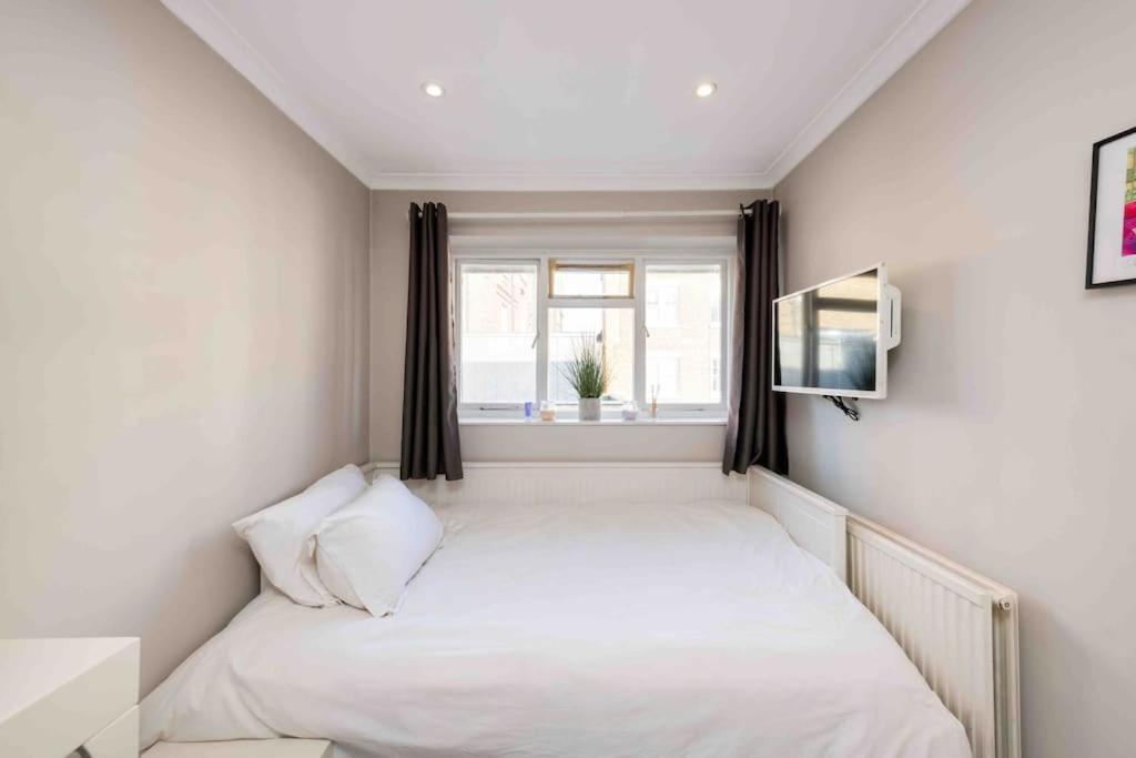 Location In - Kings Road 3-bed With Terrace, Ac & Netflix Apartment London