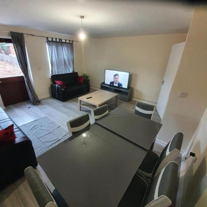 Close To Central - 4 Bedroom House, 8 Beds, Sleepps 14, Free Parking Holiday home London
