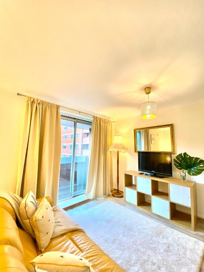 Centrally Located Studio With Balcony And 24-7 Security Londres