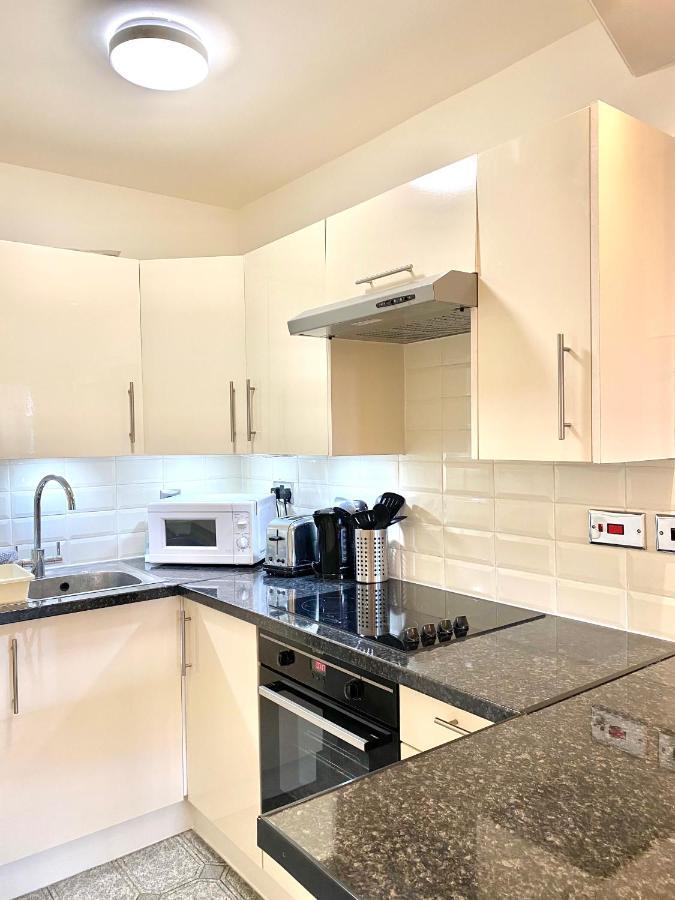 Centrally Located Studio With Balcony And 24-7 Security Apartamento
