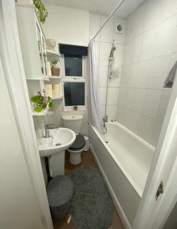 Guest Bedroom With King Size Bed In Brixton Habitación en casa particular *