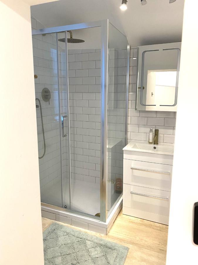 Modern Luxurious 3 Bed Flat With Private Garden & Bbq Apartment *