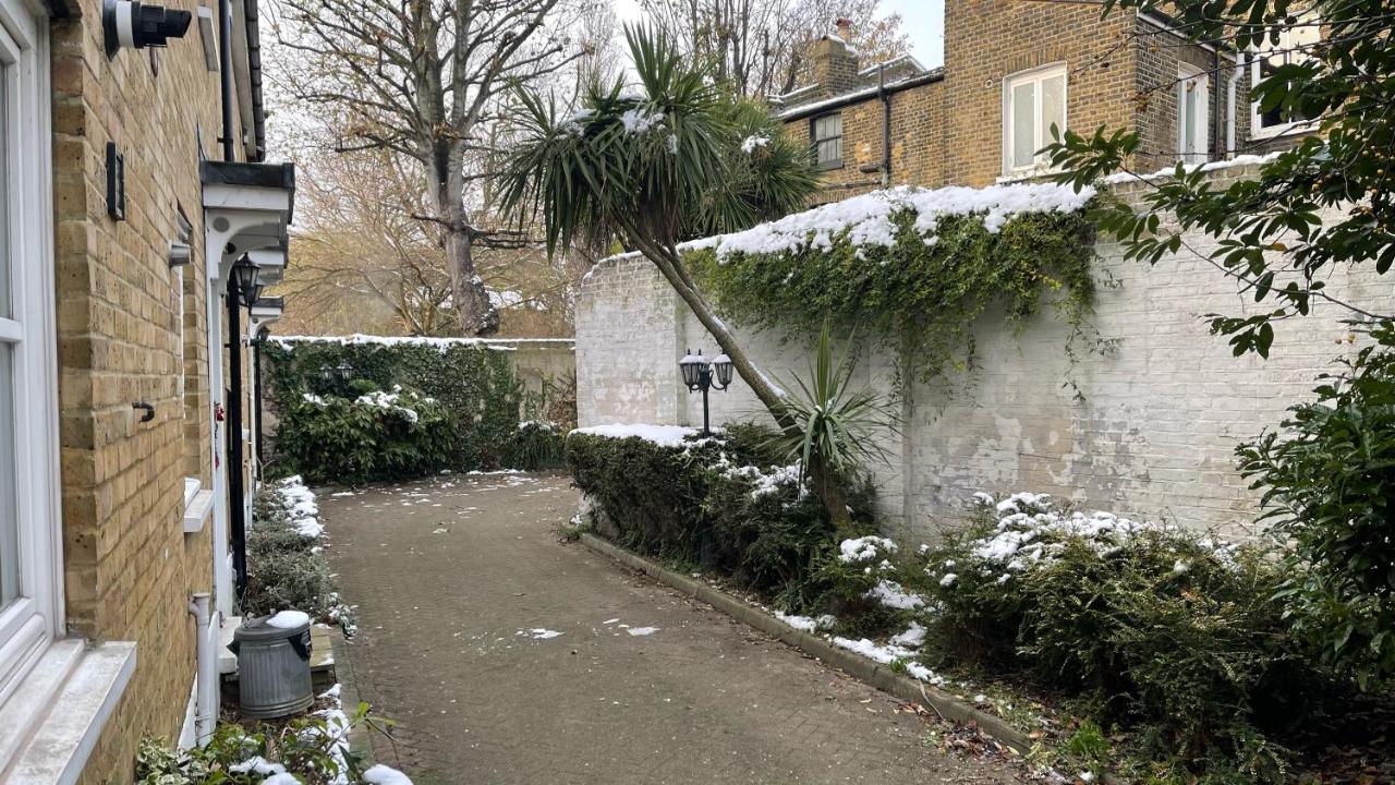Stepney Gated Area With Parking & Garden Apartment London