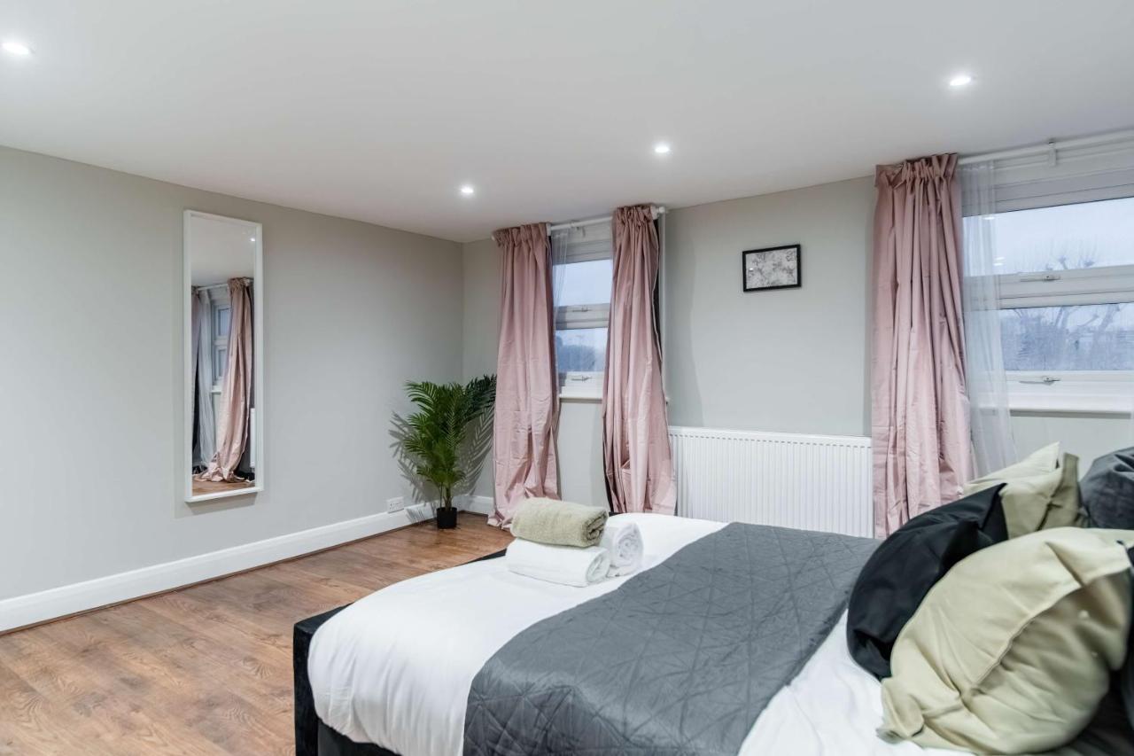 Kensington High 2 Bedroom Apartment *