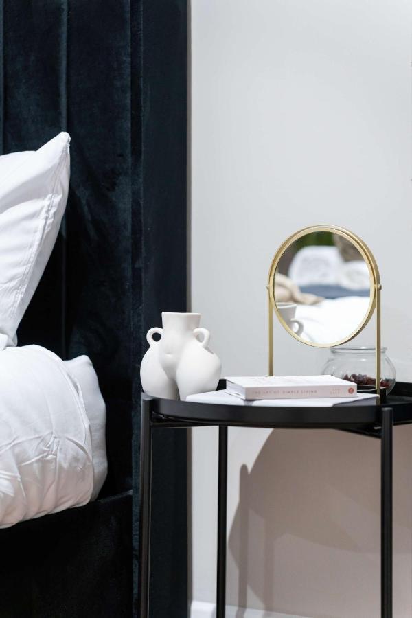 Kensington High 2 Bedroom Apartment *