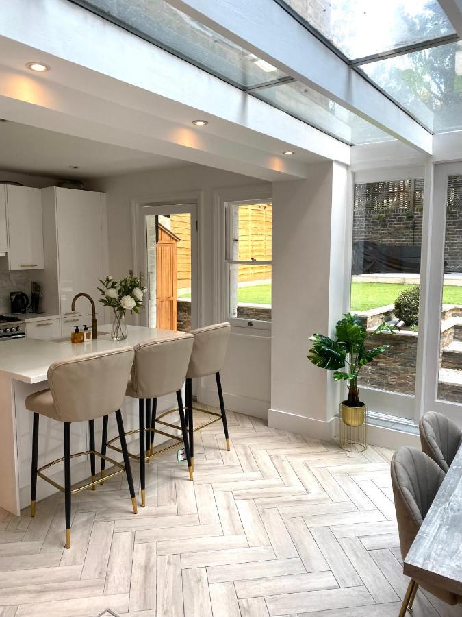 Modern Luxurious 3 Bed Flat With Private Garden & Bbq Apartment London