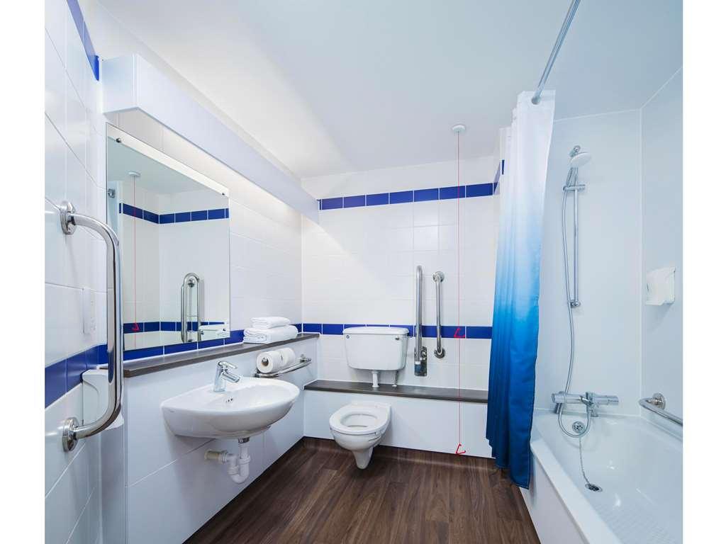 Travelodge Chessington Tolworth Hotel 3*
