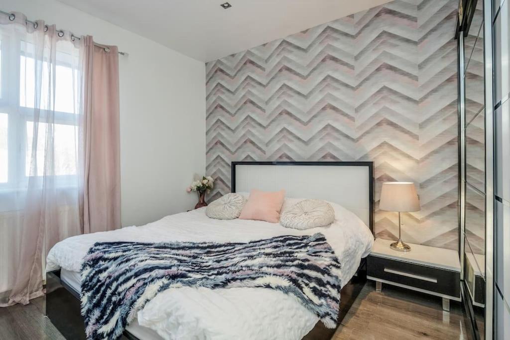 Holiday home Spacious 5 Bed, 2 Bathrooms House With A Private Garden *