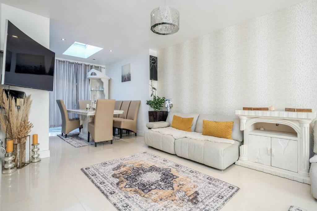 Spacious 5 Bed, 2 Bathrooms House With A Private Garden Holiday home *