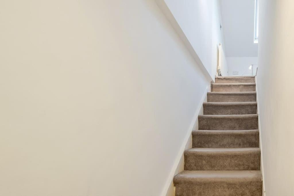 Spacious 5 Bed, 2 Bathrooms House With A Private Garden Holiday home *