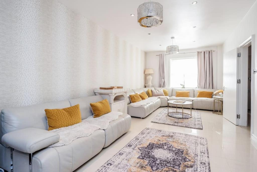 Spacious 5 Bed, 2 Bathrooms House With A Private Garden Holiday home London