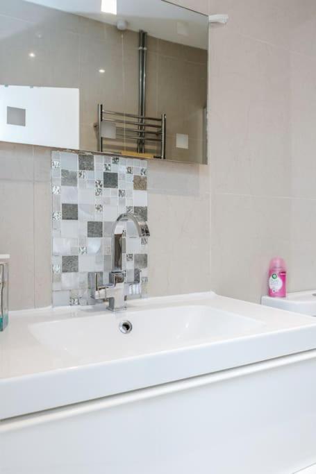 Spacious 5 Bed, 2 Bathrooms House With A Private Garden Holiday home *