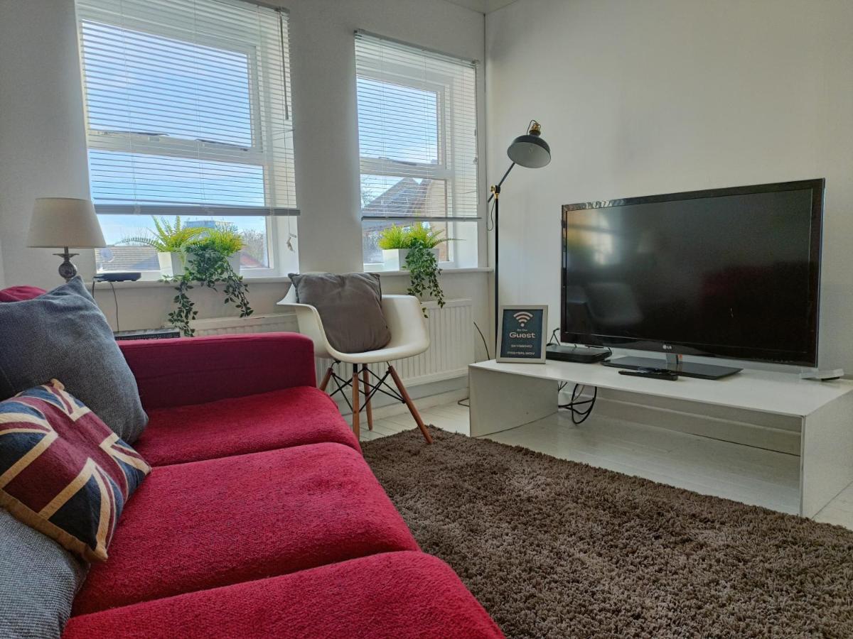 2 Bed Functional House Close To Manor Park Train Station Vakantiehuis