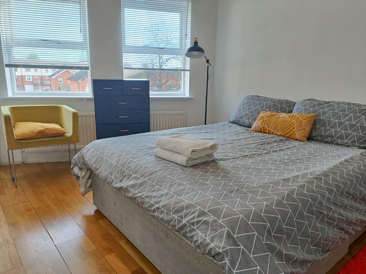 2 Bed Functional House Close To Manor Park Train Station Vakantiehuis *