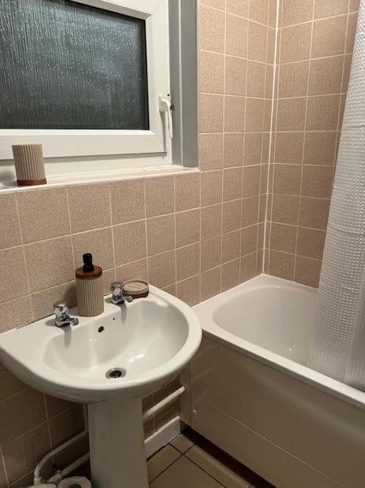 1 Bedroom Flat 10 Mins Walk From Old Street Station Apartment *