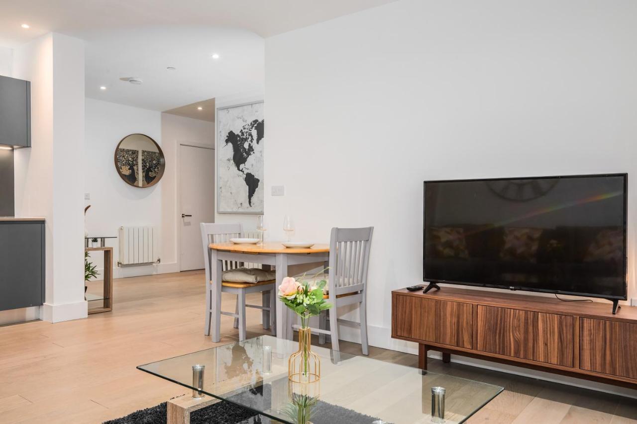 2 Bedroom Luxury With Balcony * Londres