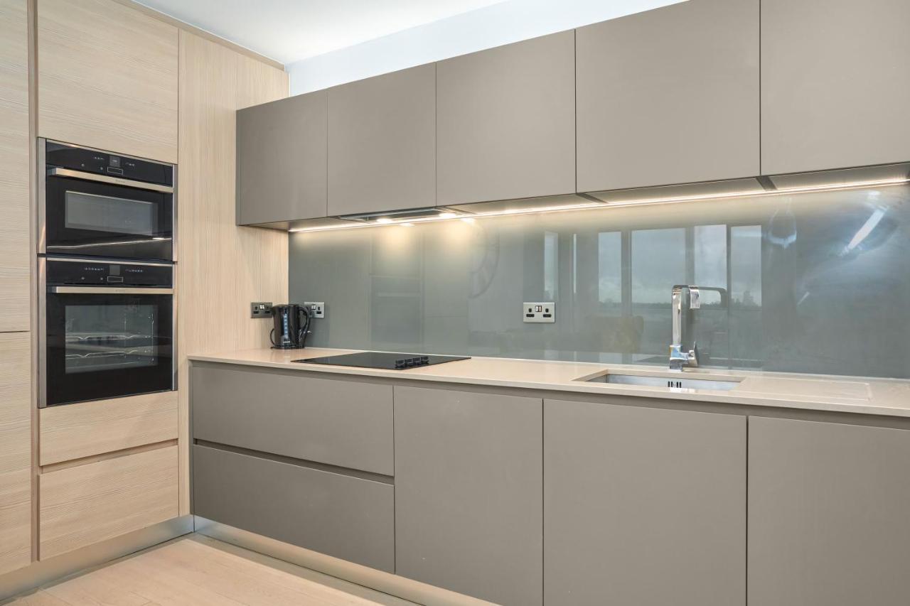 2 Bedroom Luxury With Balcony * Londres