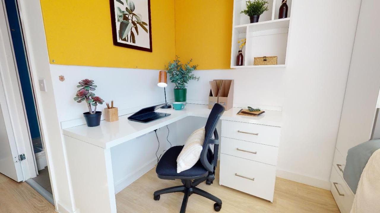 For Students Only Private Bedrooms With Shared Kitchen And At Iq Haywood House In Appartement Londen