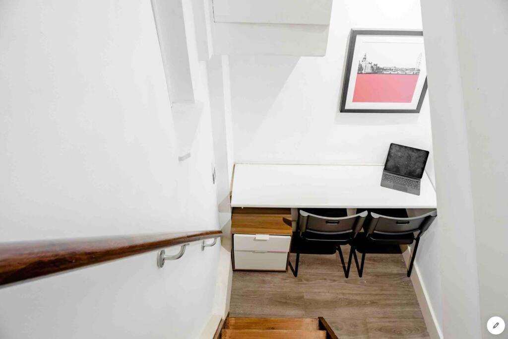 Apartment Warwick Sq,