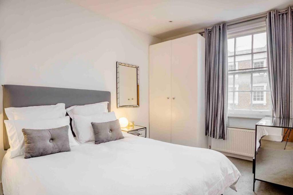 Warwick Sq, Apartment *