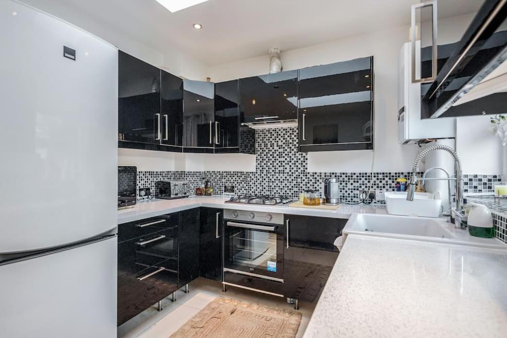 Spacious 5 Bed, 2 Bathrooms House With A Private Garden Holiday home