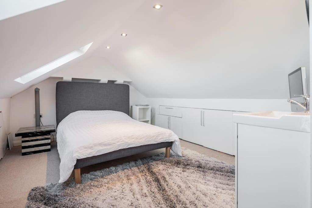 Spacious 5 Bed, 2 Bathrooms House With A Private Garden Holiday home London