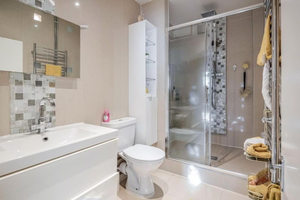 Spacious 5 Bed, 2 Bathrooms House With A Private Garden Holiday home *