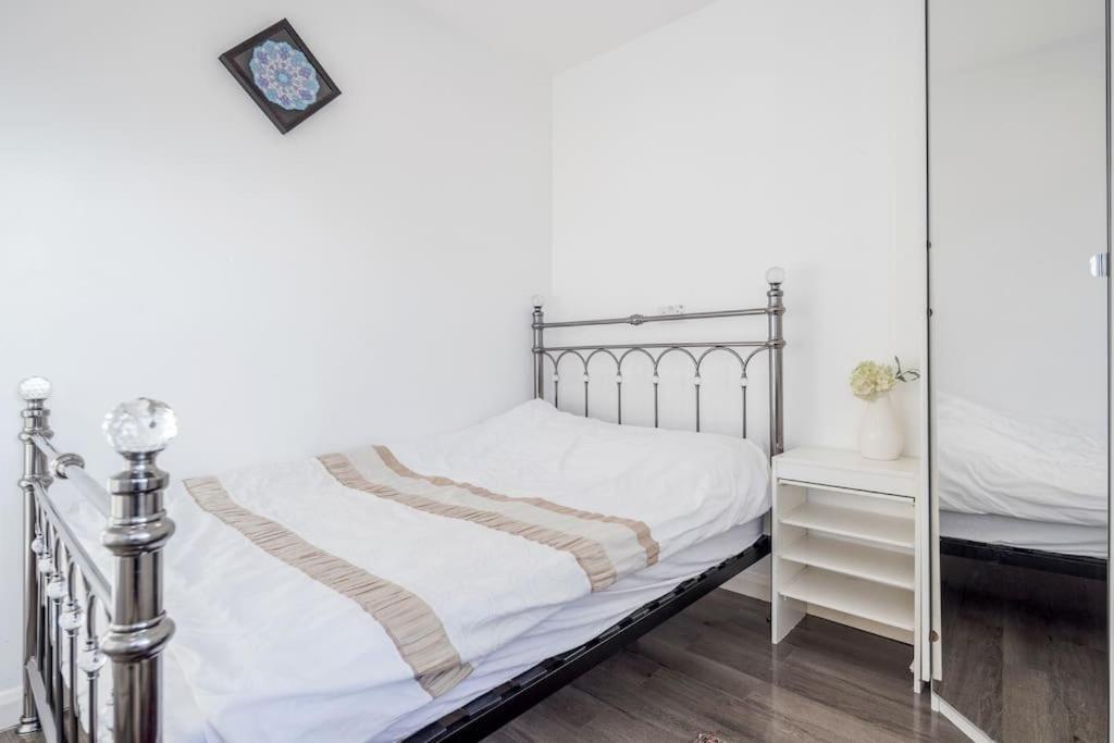 Spacious 5 Bed, 2 Bathrooms House With A Private Garden Holiday home *