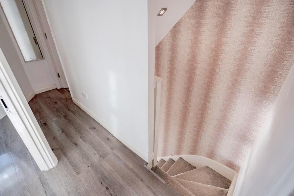 Spacious 5 Bed, 2 Bathrooms House With A Private Garden Holiday home London