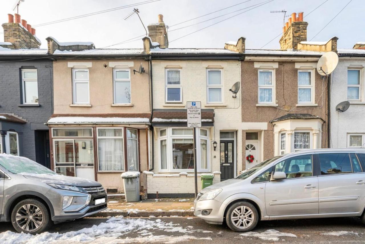 Vakantiehuis 2 Bed Terraced House With Loft In Stratford