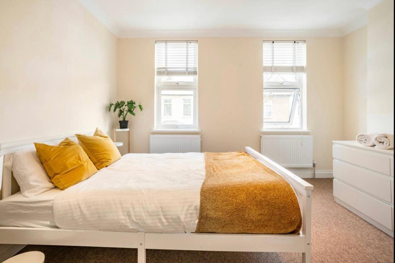 Vakantiehuis 2 Bed Terraced House With Loft In Stratford *