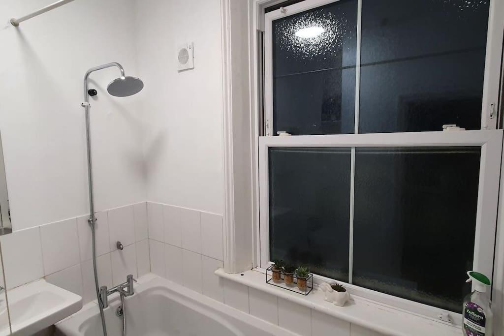 2 Bedroom Flat In Lewisham Sleep 8 Guest * London