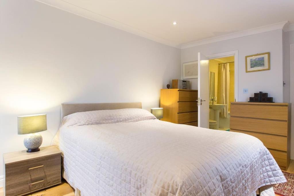 2 Bed Flat Near Westfield, West * London