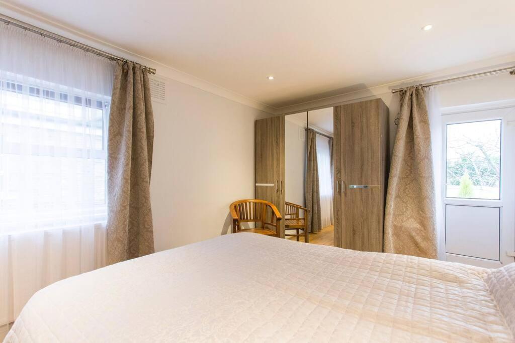 2 Bed Flat Near Westfield, West *