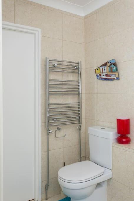 2 Bed Flat Near Westfield, West Apartment *