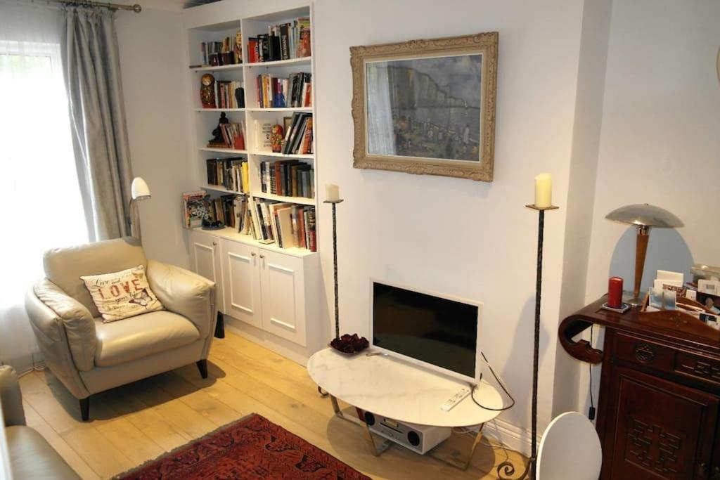 Apartment 2 Bed Flat Near Westfield, West *