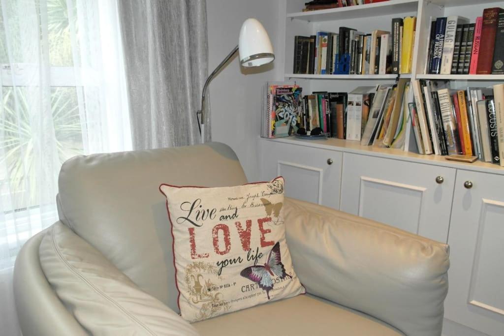2 Bed Flat Near Westfield, West