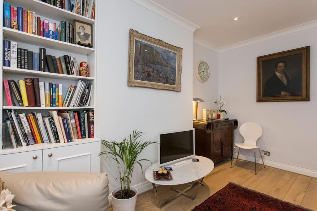 2 Bed Flat Near Westfield, West Apartment London