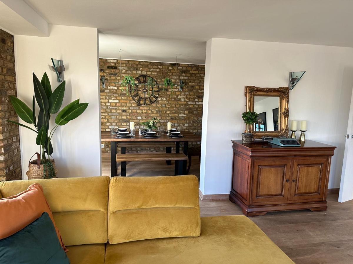 Deluxe Penthouse Riverside View 2 Bedroom Flat With Lift - Old Industrial Factory Warehouse