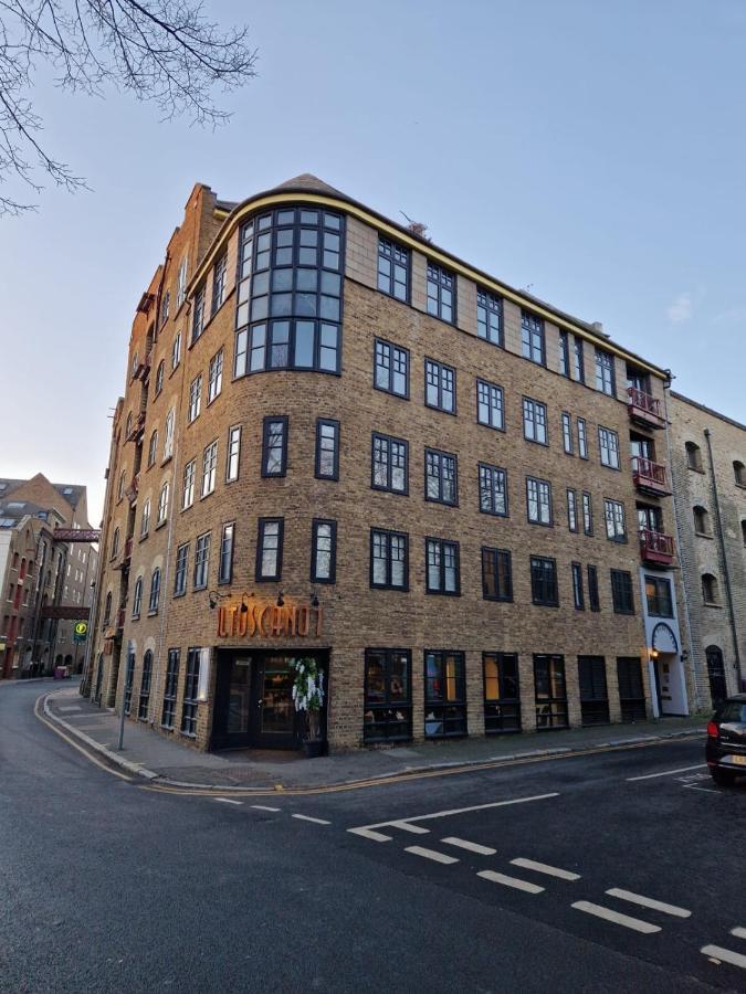 Deluxe Penthouse Riverside View 2 Bedroom Flat With Lift - Old Industrial Factory Warehouse