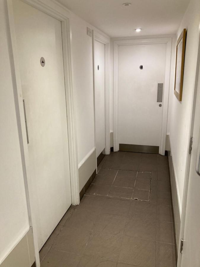Entire Boat At St Katherine Docks 2 Available Select Using Options * Londen