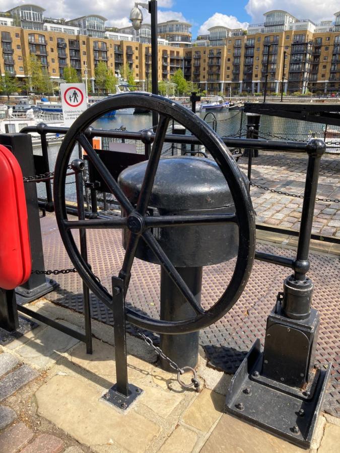 Entire Boat At St Katherine Docks 2 Available Select Using Options * Londen
