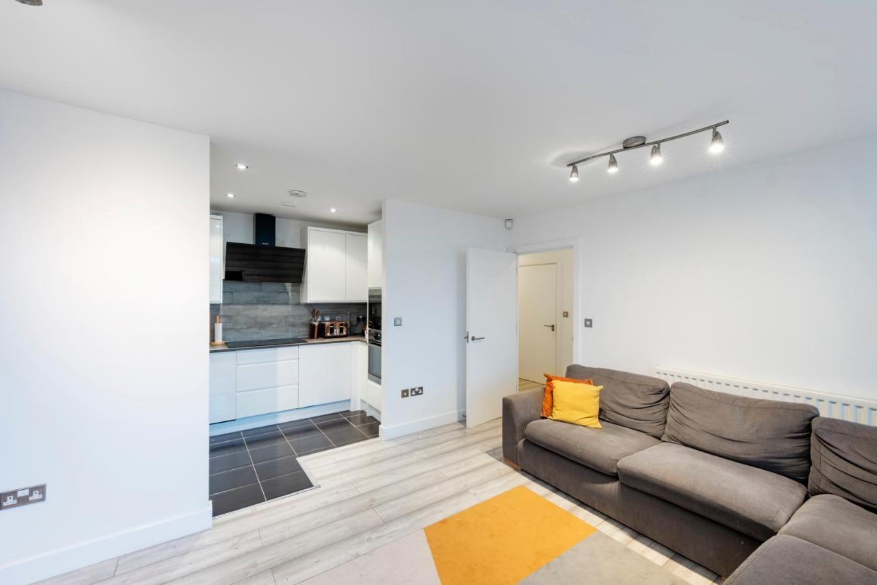 Modern 2bed 2bath Stratford