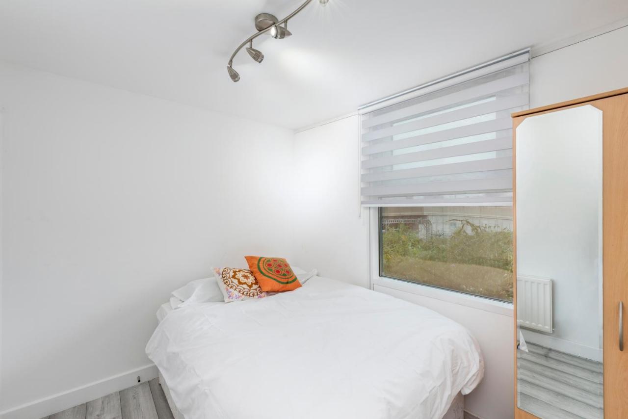 Modern 2bed 2bath Stratford London