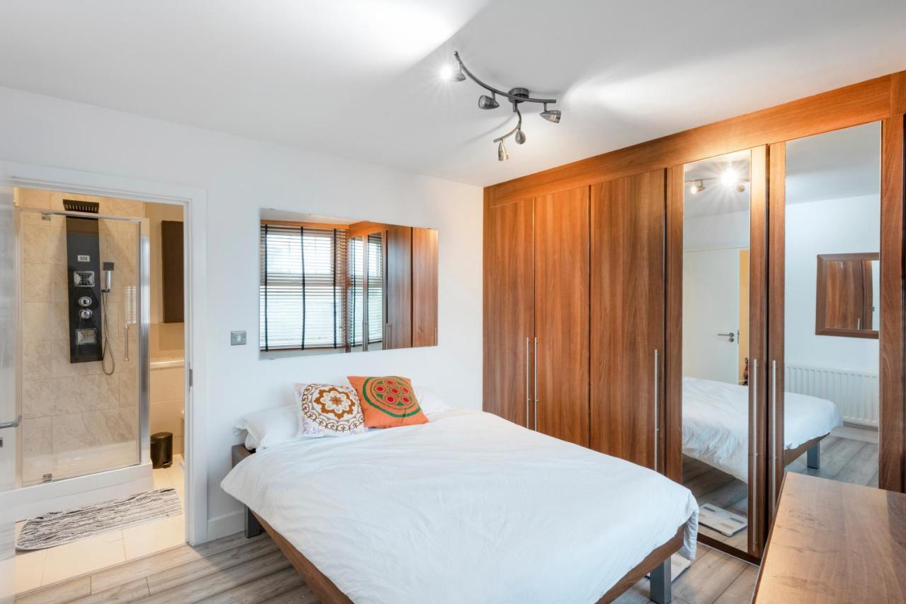 Modern 2bed 2bath Stratford * London