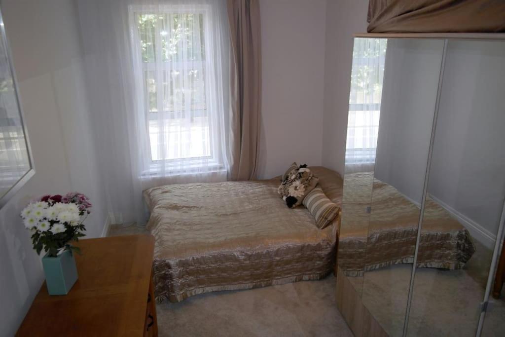 2 Bed Flat Near Westfield, West London