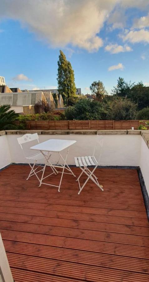 2 Bed Flat Near Westfield, West Apartment *