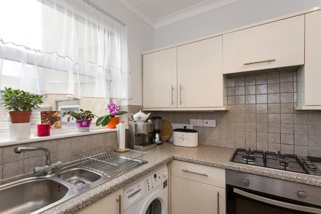 2 Bed Flat Near Westfield, West *